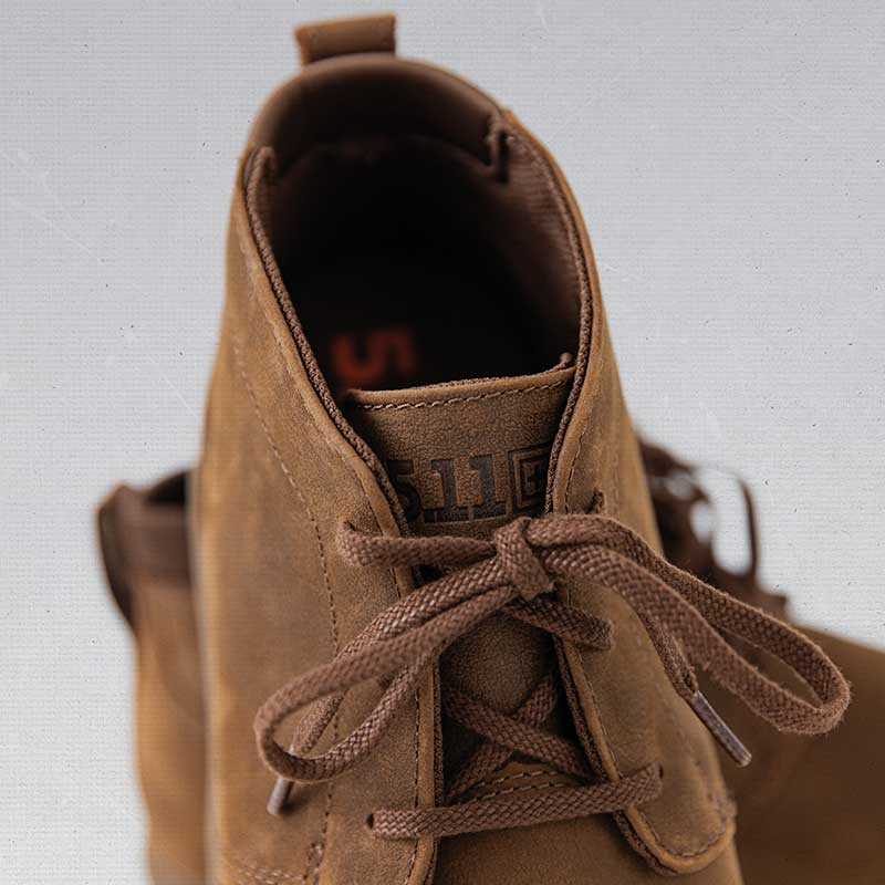 Das Bild zeigt eine Nahaufnahme eines Paares brauner 5.11 Chukka-Stiefel.