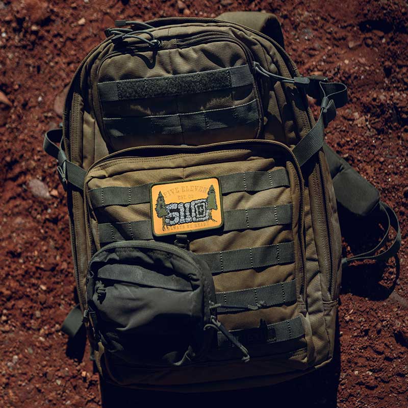 Mochila táctica RUSH con sistema MOLLE apoyada en el suelo.